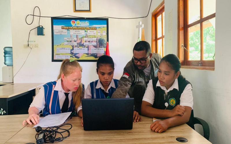 Knowledge Sharing: CompilationApplication Letter andCurriculum vitae Using Canva for Tourism Vocational Schools in Sumba