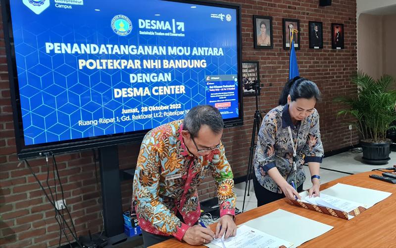 Penandatanganan MoU DESMA Center dengan Poltekpar NHI Bandung